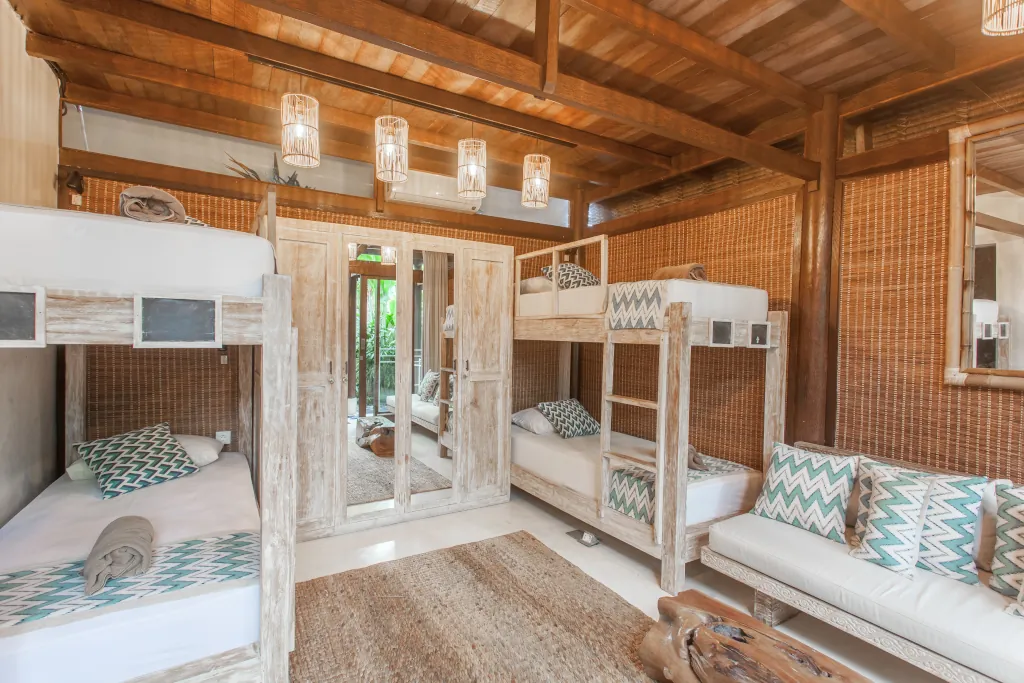 Deluxe Schlafsaal: Typische Schlafsäle mit balinesischem Charme - ZIMMER IM SURF CAMP IN SEMINYAK