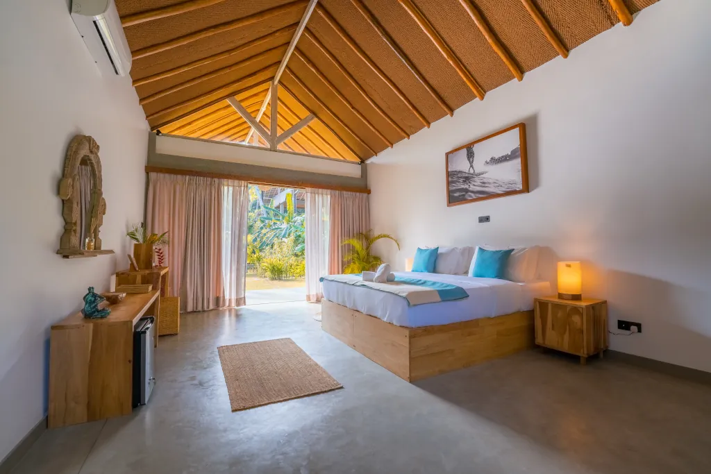 Deluxe poolside cabana - lounge in style - Hiriketiya Surf Camp Rooms
