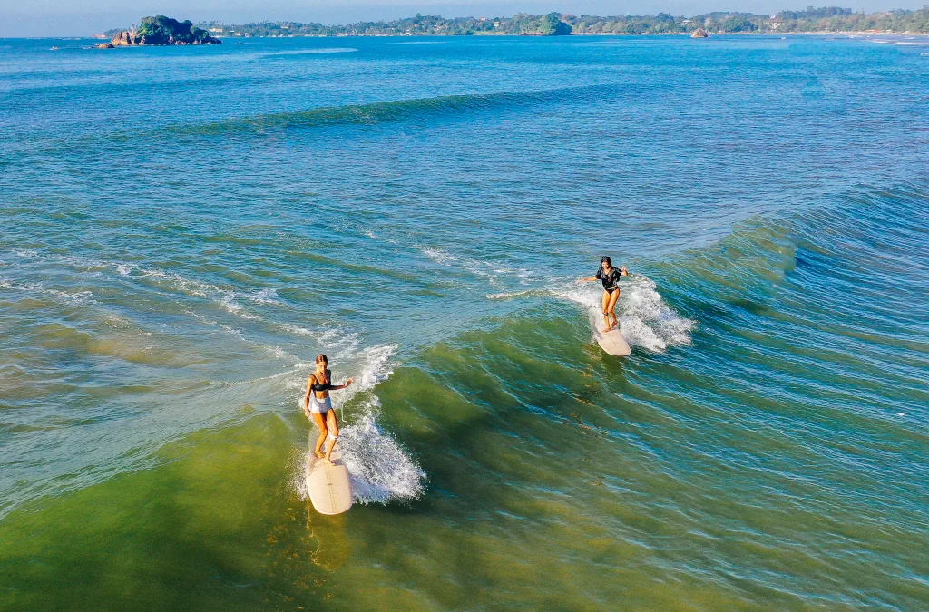 Ganzjährig Surfen in den Tropen - Die unendlichen Wellen Balis und Sri Lankas