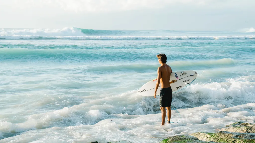 Surfer ready to surf Uluwatu's waves