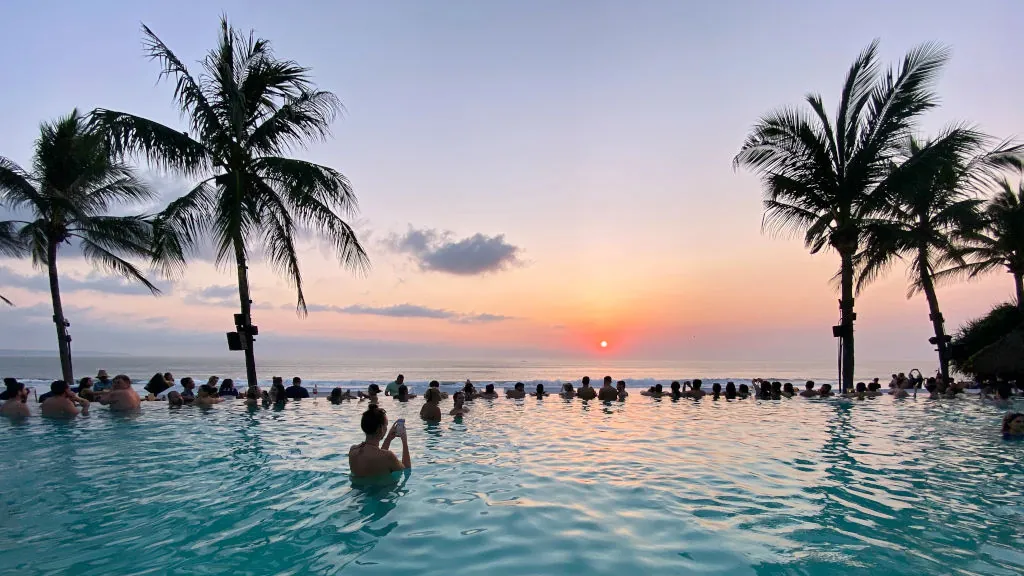 Wir bringen dich nicht nur zu den besten Surfspots, sondern auch zu den besten Partys