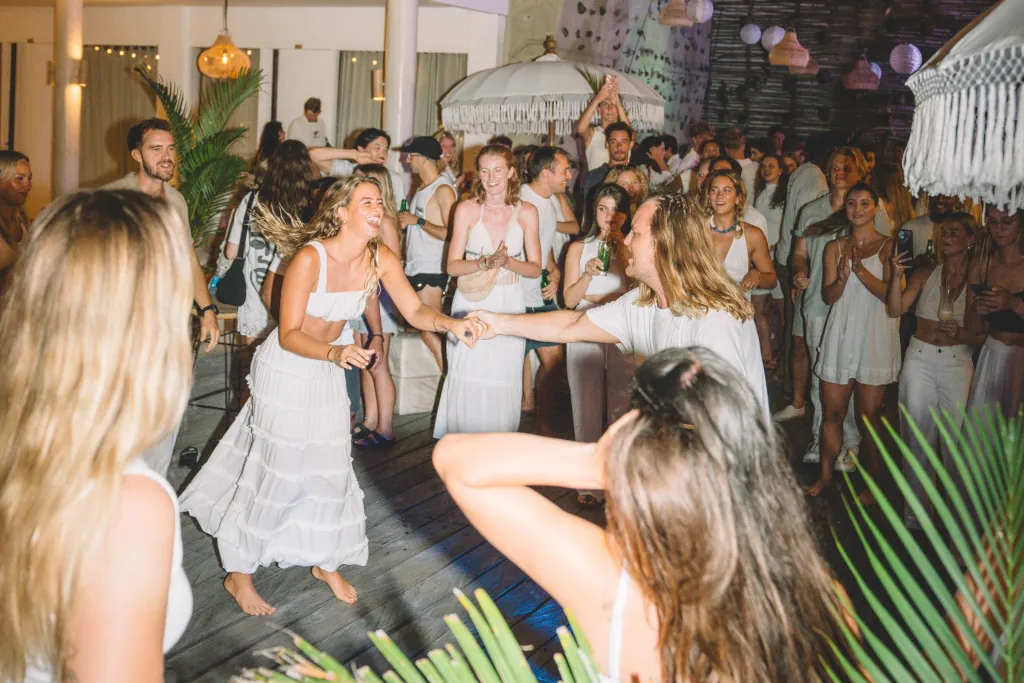 PEOPLE DANCING