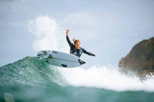 Stephanie Gilmore: Eine rasante und beeindruckende Figur für Frauen im Surfsport