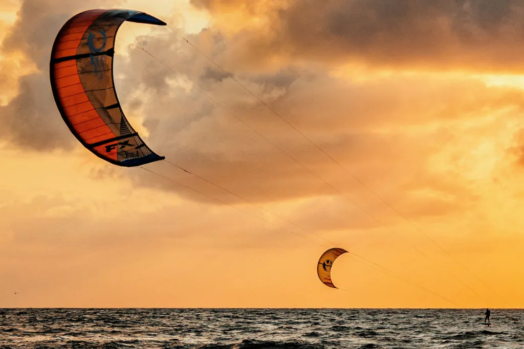 Reiten auf dem Wind: Kite-Surfen