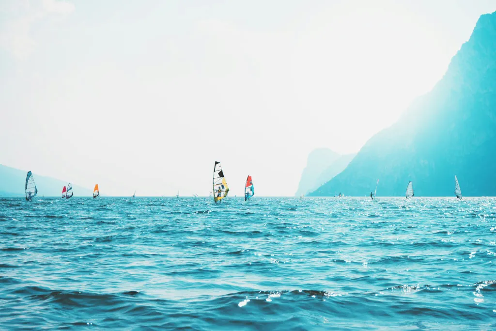 Setze die Segel: Windsurfen