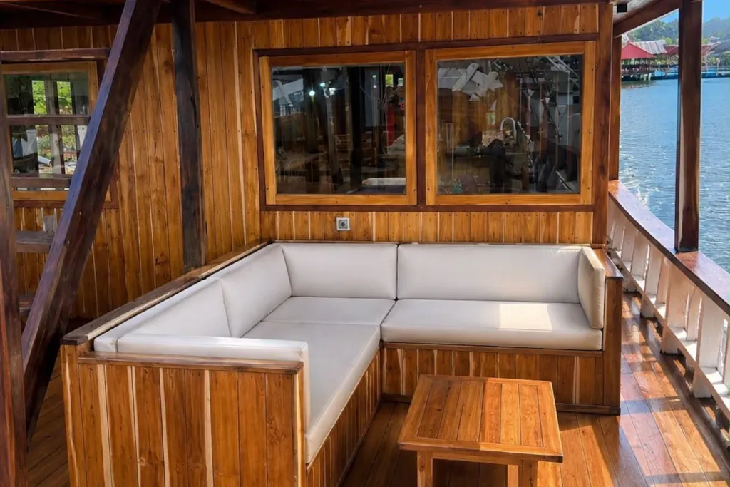 surf-retreats/surf-retreat-mentawai/cabins/4.webp