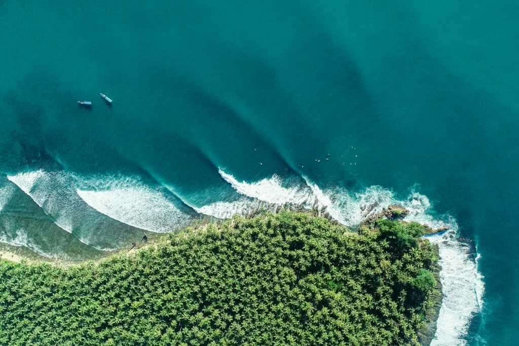 Wellen, die sich um einen Pointbreak an der Küste legen