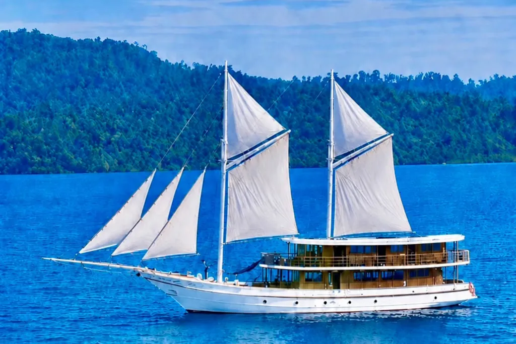 Malaïka Under Sail