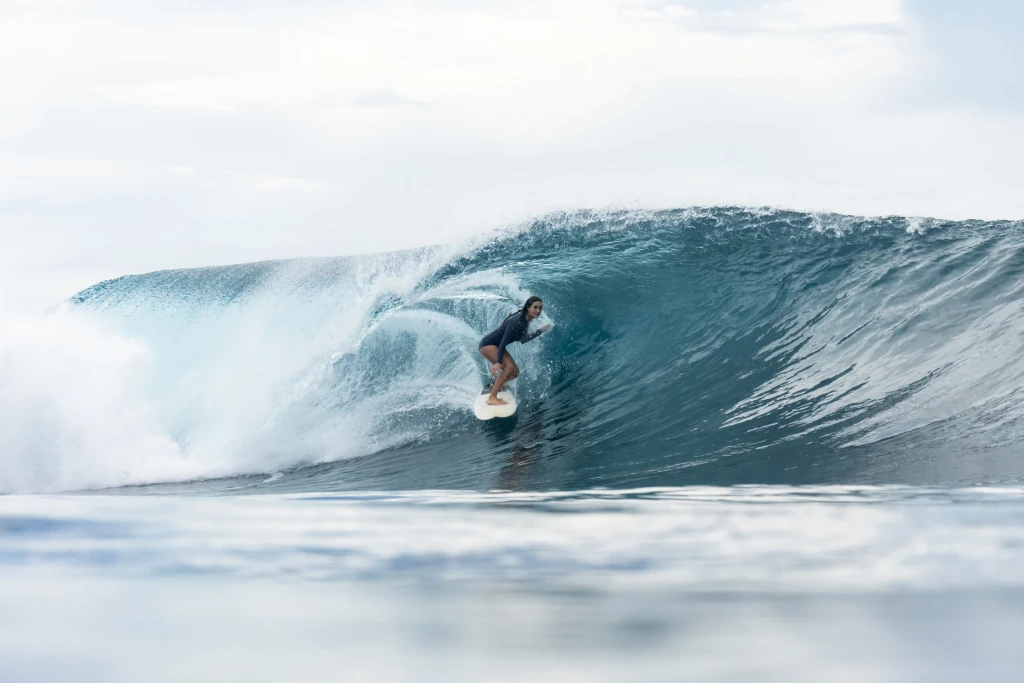 GIADA SURFING A BARREL